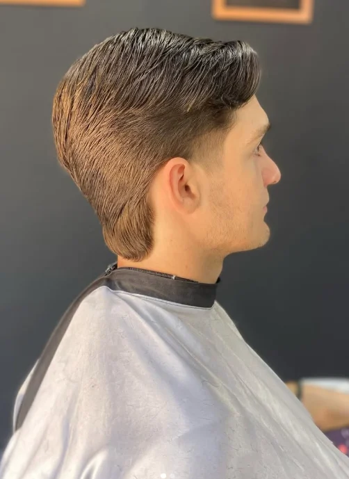 Corte clássico penteado para trás com degradê na nuca