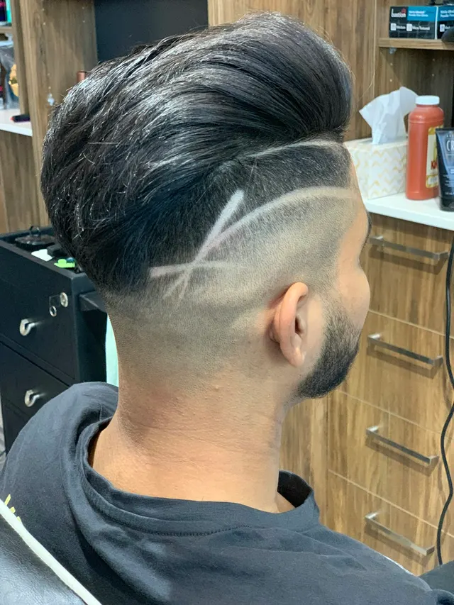High fade: degradê alto com risco desenhado na lateral