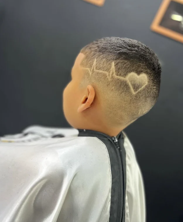 Corte infantil com desenho de batimento cardíaco e coração