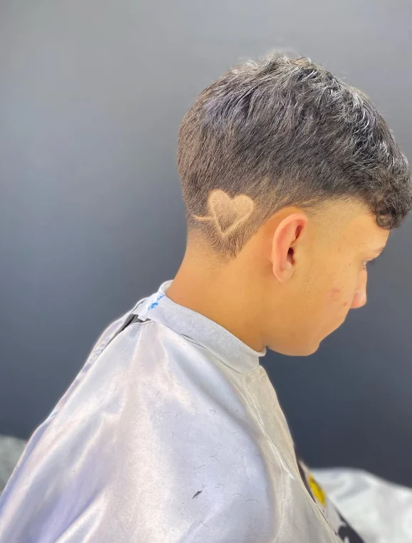 Corte com degradê e desenho de coração na lateral